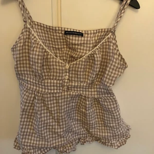 Brandy melville tröja  - Tröja från brandy melville använd endas en gång. Storlek (one size) men sitter som en 36