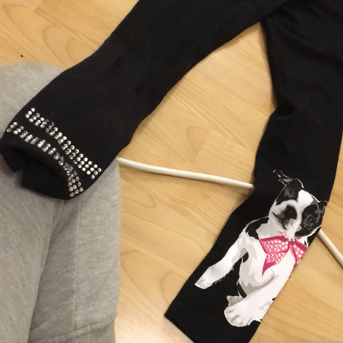 Byxor svarta me detaljer  - 91