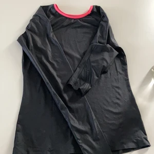 Röhnisch träningströja  - Träningströja från Rönisch i stl xs. Mycket sparsamt använd. 87% polyester och 13% elastan 