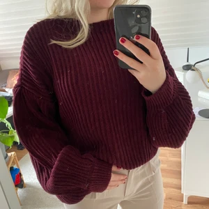 Stickad tröja NA-KD  - Stickad tröja med ballong armar från NA-KD i storlek S. Den har en underbar jul/höstlig vinröd färg. Super mysig och perfekt både för skola och mys. Säljes på grund av att den inte kommer till användning. Endas använd 3 gånger. 🤶🏼🍁🍂🍄 skicka privat för fler bilder. 