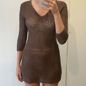 Virkad klänning  - En virkad klänning som ger lite 70s vibe och blir skitnsygg till ett par vita boots! Har dessvärre aldrig kommit till användning så nu hamna den här, as go att ha på sommaren när man vill känna sig lite het på en beach eller liknande. Rekommenderar starkt! Om många är intresserade buda på:) (Frakt ingår ej)