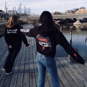 Hoodie med tryck - Snygg hoodie som inte kommer till användning🖤