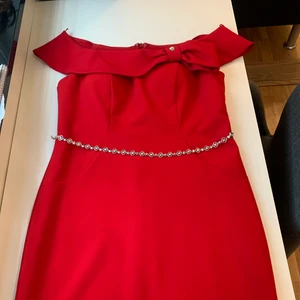 Festklänning klänning  - Festklänning som passar perfekt för evenemang av olika slag. I en röd färg. Använd endast en gång 