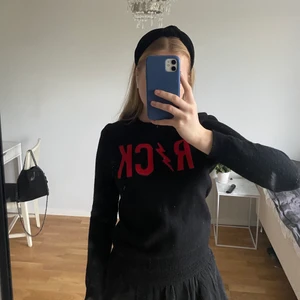 Stickad Zadig & Voltaire tröja - INTRESSEKOLL på min stickade tröja från Zadig & Voltaire i ull och kashmir, knappt använd så i superfint skick💕 Buda från 500💕 Köpare står för frakt