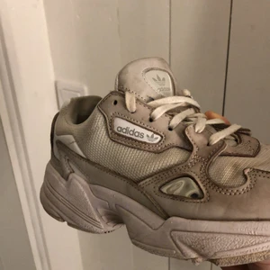 adidas skor stl 38 - beige och vita skor, haft dessa skor i ca 2 år men inte använt på senaste tiden. 