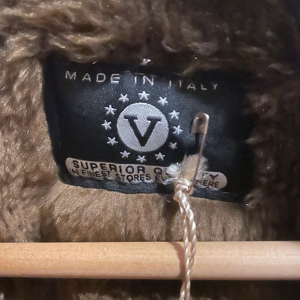 Vintage skinn jacka från märken V Made in Italy. Super fin och varm, perfekt för vintern. Priset inkluderar frakt. ✨Pris kan diskuteras✨ . Jackor.