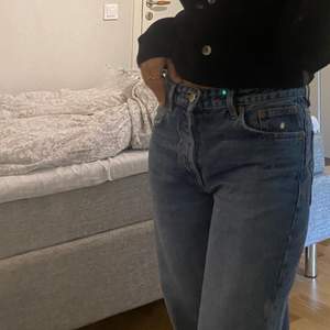 Säljer ett par av mina straight zara jeans, då jag beställde två olika storlekar och glömde returnera den storleken jag inte skulle ha. Dem är i aldrig använda och bara provade! På bilden är dem jag behållde men den andra har lappen kvar och allt. Dem ser väldigt gråa ut på bilderna men är blåa. Jeansen är riktigt snygga ifall ni frågar mig!! + köparen står för frakten 🧡🤗❤️‍🔥🌞☕️ BUD : 240kr