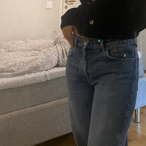 Zara Straight Jeans - Säljer ett par av mina straight zara jeans, då jag beställde två olika storlekar och glömde returnera den storleken jag inte skulle ha. Dem är i aldrig använda och bara provade! På bilden är dem jag behållde men den andra har lappen kvar och allt. Dem ser väldigt gråa ut på bilderna men är blåa. Jeansen är riktigt snygga ifall ni frågar mig!! + köparen står för frakten 🧡🤗❤️‍🔥🌞☕️ BUD : 240kr