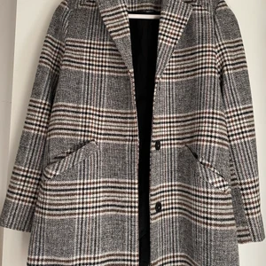 Höst kappa storlek 140 - Kappan är knappast använd, den sitter lite oversize och den är köpt från zara för ca 1 år sedan och har används ca 2 gånger sen dess.