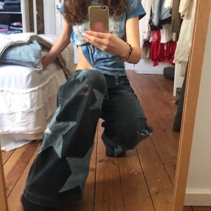 Byxor med stjärnor  - Byxor med stjärnor som jag själv har sytt på. Fint skick, är perfekta på mig som är 168. Kommer inte till användning längre 