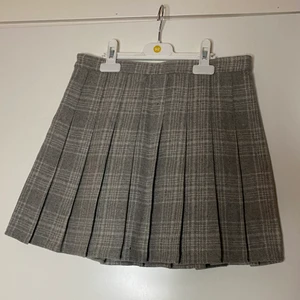 Kjol med safety shorts - Kjol i tjockt tyg med inbyggda shorts för safety. Bra skick. Tar endast swish, kan mötas upp i Sthlm. Köpare står för frakt.