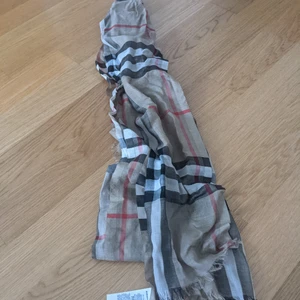 Burberry scarf - Använd 2 ggr köpt på mintoo . En liten tråd har gått dock inget man tänker på blir lätt så när de e silke o ull. Nypris 3500kr