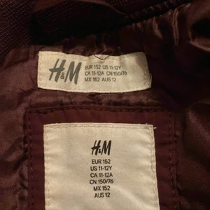 H&M Vinröd bomberjacka  - Köptes för ett år sen och har använts ett par gånger. Storlek 152 11-12 åriga 