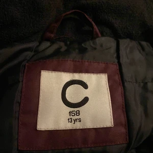 Cubus Mörklila jacka  - Köptes för 2 år sen och har använts ett par gånger.  Storlek 158, 11 åriga 