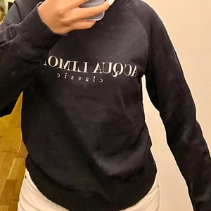 Aqua Limone Sweatshirt  - Säljer min Aqua Limone sweatshirt i storlek S då den knappt används! Använd ca 4-5 gånger💕💕 Bilder tagna av min lillasyster🧸🤍