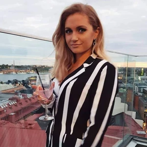 Svart- och vitrandig kavaj, helt ny - Säljer en exakt likadan kavaj som på bilden, har lapparna kvar (råkade köpa två st). 