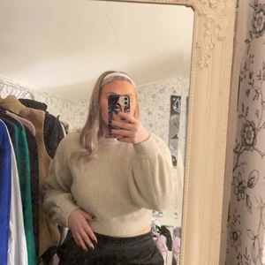Stickad tröja  - Stickad beige tröja ifrån H&M, använt fåtal gånger !! ❤️‍🩹