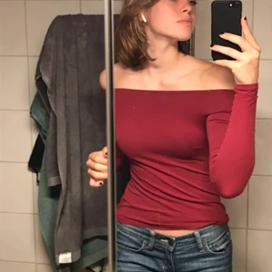 Off shoulder  - Säljer denna jättesöta Off shoulder tröja som framhäver kroppen på ett jättefint sätt, köpt här från Plick men då den inte kommer till användning längre så väljer jag att sälja den 🌸