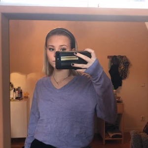 V-ringad långärmad - Najs tröja från dressman med en avslappnad och smickrande passform🤙🏼 köptes för cirka 300 kr och säljer nu då det inte är min stil längre❤️‍🔥💗💗 färgen visas bäst på första bilden, det är alltså en ljuslila färg! 
