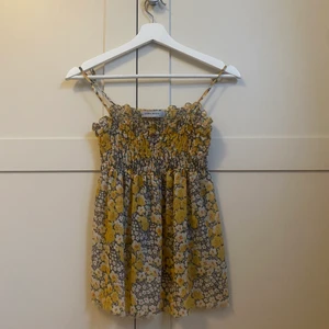 Zara topp🌻🤍💛 - Jag säljer denna ursnygga toppen från zara som är så skön och fin! Jag älskar denna verkligen men andvönder typ aldrig och har nästan aldrig gjort🤍💛! Skriv för mer info🌻🌻🥰🤍