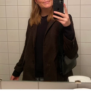 Kavaj från Wood Wood - Säljer min brun och svart rutiga kavaj från Wood Wood i storlek 40! Köptes förra hösten och har knappt kommit till användning, i superbra skick, nästan som helt ny! Köptes för 2999 kr och säljer nu för 500 kr eller bud! (Fraktkostnad tillkommer)