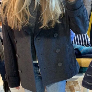 Kort kappa - Intressebolag på denna jättefina kappan som är köpt second hand! Storlek L men passar på mig som har xs-m