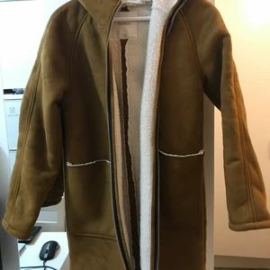 Pull & Bear orginal jacket  - Nått år gammal, köpt på pull & besr, skicket är nytt samt ny tvättad, storleken är Small (26) och normal storlek. Funkar både för tjej och kille. Varm och skön jacka, går att stänga med dragkedja. Två stora fickor fram. Huva, beige färg