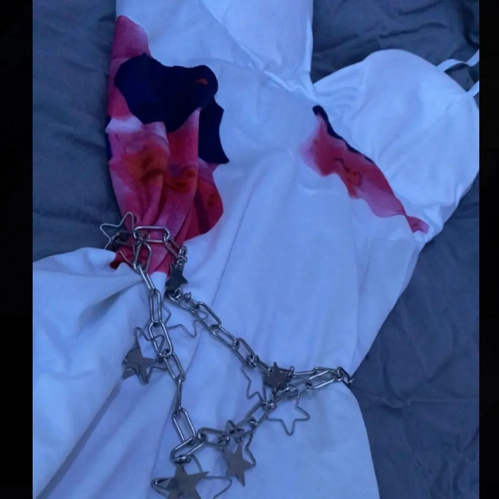 En vit satin klänning med blommönster 🌺 klänningen är i stl S och är stretchig så den passar både mindre och större storlekar ⚡️ säljes för 129 + frakt . Klänningar.