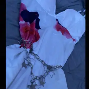 En vit satin klänning med blommönster 🌺 klänningen är i stl S och är stretchig så den passar både mindre och större storlekar ⚡️ säljes för 129 + frakt 