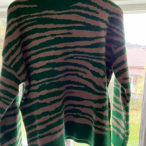 Stickad tröja - Säljer helt oanvända tröja från zara! I ny skikt. Det är Kashmir blandad tröja. Ordinarie pris är 559kr men säljer för 250kr❤️