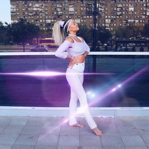Disco dräkt  - Säljer denna super fina disco dräkt i storlek S💜 Massor med strass och syns bra på golvet💜.                   Runt midjan: 73 💜 Benlängd från midjan (utsidan) : 107 💜 Byst : 94 💜 Midjemått byxor : 62 cm  💜Beninnerlängd byxor : 79 cm   💜 Runt bröstkorgen är den justerbar eftersom att den är snörad. (Som minst runt kan den vara 53 cm men den kan även vara hur stor som helst med snörningen)