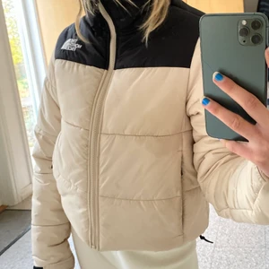 North face jacka! - Jag säljer nu denna slutsålda äkta north face jackan! Jättefin, trendig och varm jacka som är perfekt nu till vintern! Nypriset ligger på strax över 2000kr.                                                                                                           Bugivning som avslutas på fredag kl 20.00!!            KÖP DIREKT FÖR 1300 kr❤️❤️❤️ OBS!! Jag har nu tvättat jackan och fläcken som syns på bilderna är i princip ej synlig längre 💕 Skriv privat om du vill se hur jackan (fläcken) ser ut nu. 
