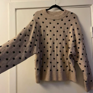Stickad prickig tröja  - Stickad prickig tröja från hm. I princip aldrig använd. Frakt tillkommer