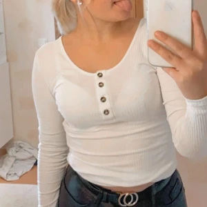 Vit tröja från veramoda  - Säljer denna jättefina tröja från veramoda. Nästan aldrig använd. Jättefin fortfarande. Köpte den för 199kr så säljer den för 60kr +frakt 