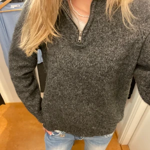 DRÖM TRÖJA - En så gosig och varm stickad tröja med dragkedja! Färgen är mer åt det gråa hållet. Passar mig som är XS och S🌺Kontakta mig!! Slut bud: 330kr