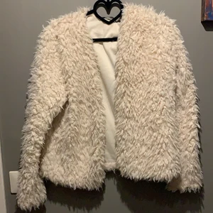 Kofta fluffig - Säljer denna godsiga jackan. Den är vit och i storlek medium. 