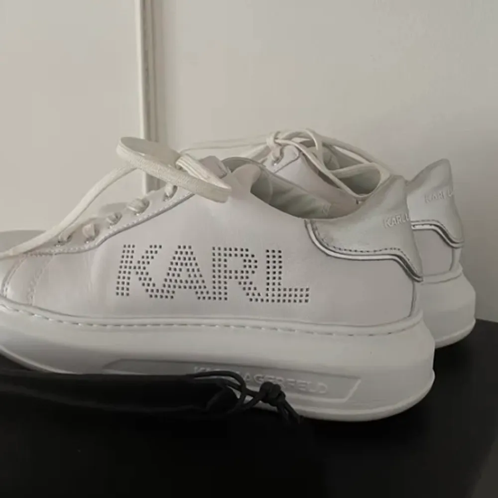 Intressekoll på mina Karl Lagerfeld skor, storlek 39! Original förpackning kommer med!. Skor.