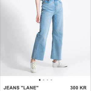 Ett par jeans från Lager 157. Mellanblå och modell Lane. Köpte för ett halvår sen och är knappt använda. Säljer då dom inte kommer till användning. Köparen står för frakten, står inte för postens slarv.