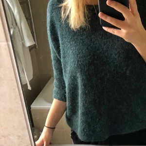 Kortärmad stickad tröja grön - En så fin grön stickad tröja med kortare ärmar❤️❤️ Storlek L Från soaked in luxury