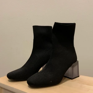 Svarta klackskor  - Säljer dessa svarta klackskor i strl 35 som ursprungligen är köpta på Asos. Sparsamt använda. Passar mig PRECIS som är vanligtvis har strl 36 men kan även ha 35 ibland. Superfina och bekväma + snygg klack!!