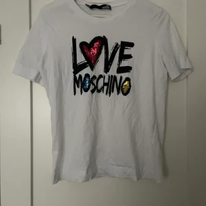 Moschino  - Tröja från love moschino i gott skick💕
