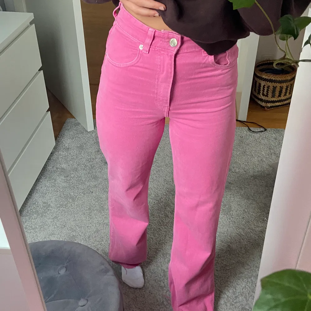 Jag säljer mina jätte fina rosa jeans från zara 💗. Endast använda 1 gång och i nyskick. Nypris 499 kr. Säljer för att de inte kommer till användning. 💕💕 de är i storlek 34, skulle passa en xs/s.. Jeans & Byxor.