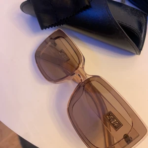 solglasögon - För stora för mitt huvud, har extremt litet, skit snygga, aldrig använda