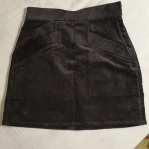 &other stories kjol i sammet  - Fest kjol i sammet från other stories, det står att det är för en 36 men skulle nog säga mellan 36 och 34. Midje: ca 67 cm, längd ca 41 cm. Och den har två hyfsat stora fickor.