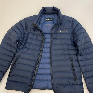 Sail Racing jacka storlek L - Prefekt Sail Racing Jacka Ingör Hösten/vintern, köpt på NK förra året. Andvändes ett fåtal gånger och är som i nyskick, säljer den pga inköp av ny jacka Nypris på denna för 1599kr storlek L men passar även XL