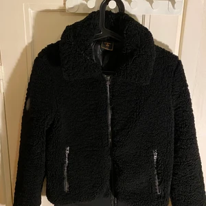 SUPERDRY - Säljer min höst/vinterjacka, använd 1 vinter. Köpte 800kr Säljer 500kr. Väldigt skön o varm jacka. Storlek S.