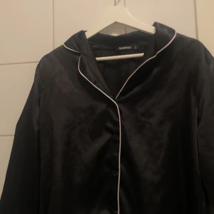 Pyjamas i storlek M♻️ - En svart pyjamas över del i färgen svart mjukt typ och super skönt att sova i jag säljer då jag har köpt en ny pyjamas som liknar och då kommer inte denna  svarta till användning♻️