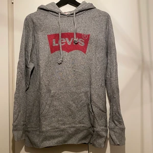 Levi’s hoodie - Grå hoodie från Levi’s. Knappt använd så i fint skick. Ordpris ca 700kr 