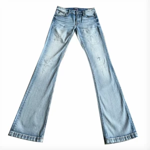 Crocker jeans lågmidjade - Säljer mina lågmidjade crocker bootcut jeans i modellen pep boot som inte längre säljs. Använda en gång och har inga defekter! Innerbensmått 82 cm. Är 160 och de är långa på mig.