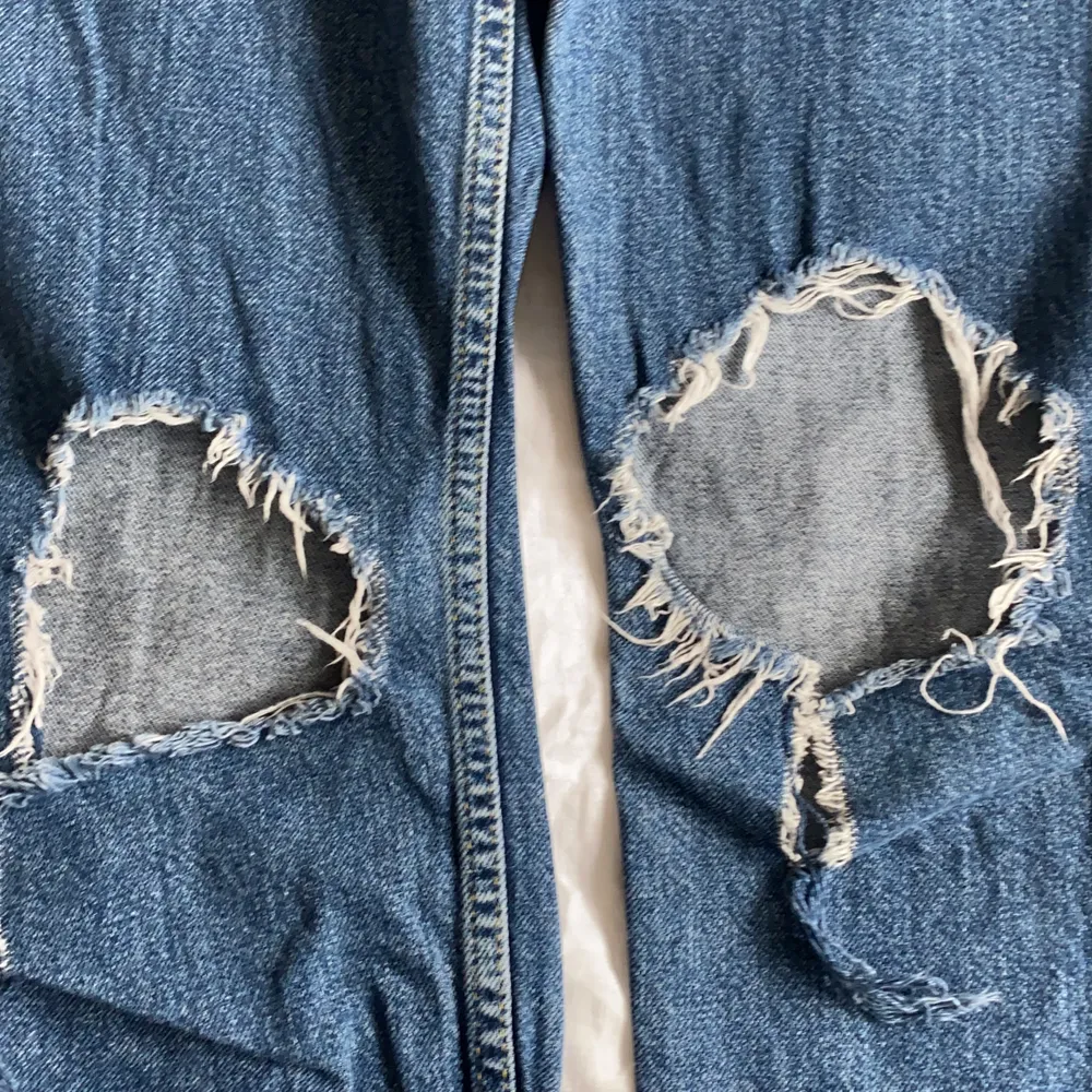 Jättesnygga jeans med hål i knäna i fint skick!!💙. Jeans & Byxor.